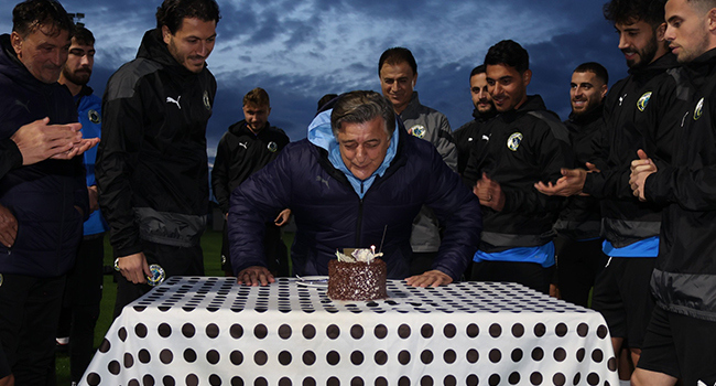 Yılmaz Vural’a esprili kutlama Yılmaz Vural’a esprili kutlama