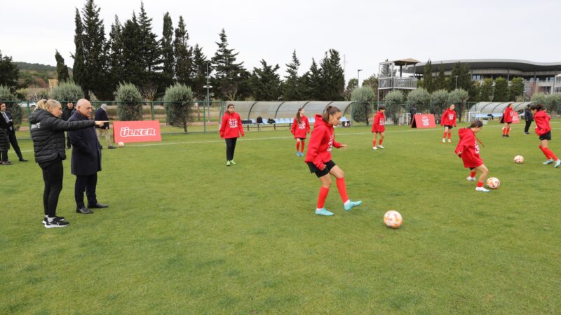 809 futbolcu arasında tek Bursalı! Helal olsun sana Elif… 809 futbolcu adayı arasından seçilen 33 sporcu TFF’nin Riva’daki kampında
