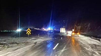 Yoğun buzlanma nedeniyle 3 araç şarampole yuvarlandı! Yaralılar var