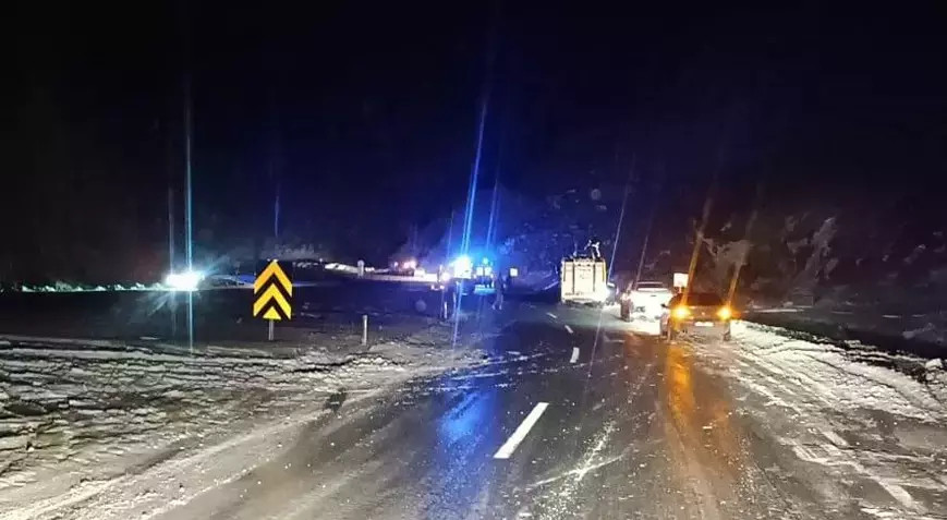 Yoğun buzlanma nedeniyle 3 araç şarampole yuvarlandı! Yaralılar var