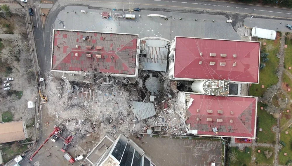 Depremde 89 kişiye mezar olan Galeria Sitesi için “Yerinde Dönüşüm” başvurusu