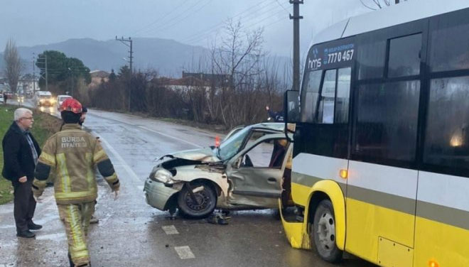 Bursa’da özel halk otobüsüyle çarpışan otomobil sürücüsü tedavi altına alındı