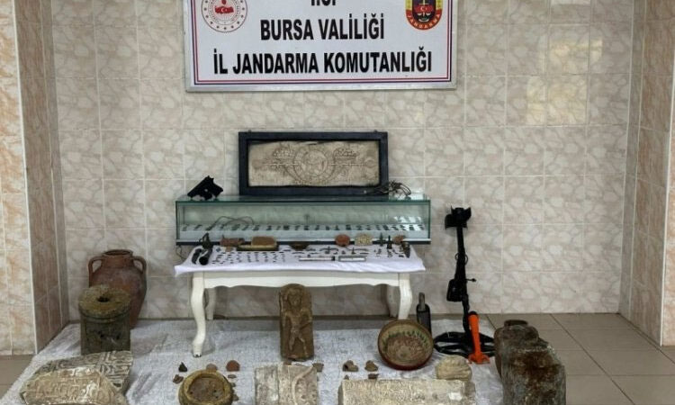 Bursa jandarmadan tarihi eser operasyonu Bursa'nın İznik ilçesinde jandarma tarafından bir bağ evine yapılan operasyonda