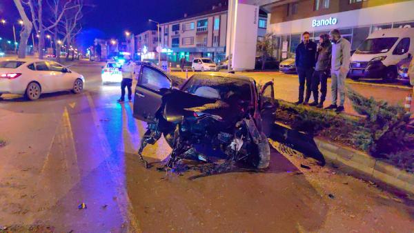 Bursa’da feci kaza! Otomobilin motoru yerinden çıktı Bursa’da feci kaza! Otomobilin motoru yerinden çıktı