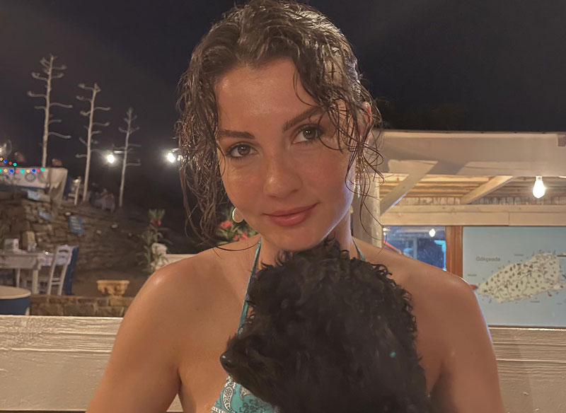 Burcu Özberk dekoltesiyle olay yarattı!