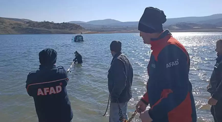 Traktörünü göle soktu, sebebi şaşkınlık yarattı