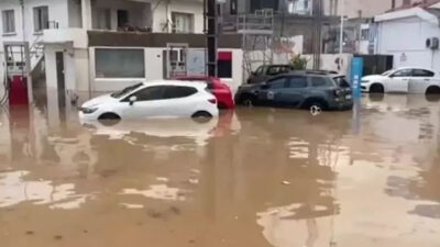 İzmir’i sağanak vurdu! Araçlar suya gömüldü, iş yerini ise su bastı