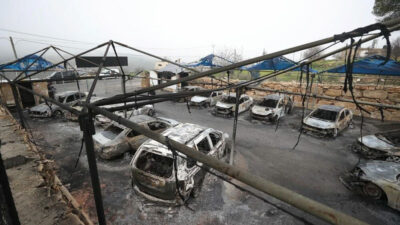 Yahudi yerleşimciler otomobil galerisini ateşe verdi