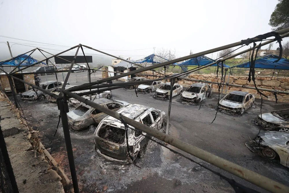 Yahudi yerleşimciler otomobil galerisini ateşe verdi