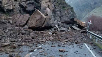 Hakkari-Çukurca kara yolunda heyelan