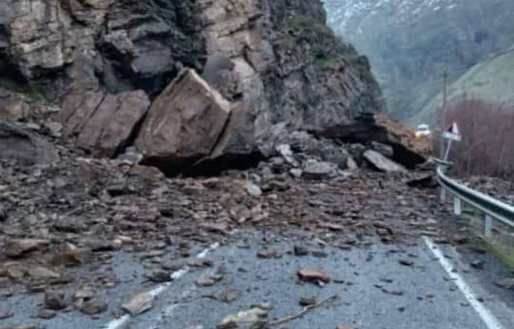 Hakkari-Çukurca kara yolunda heyelan