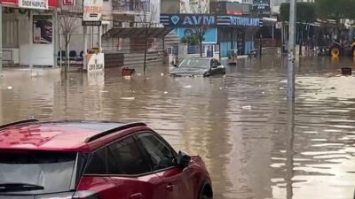 Sağanak yağış orayı felç etti! Okullar tatil…