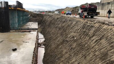 Otomobil temel çukuruna düştü: 3 ölü