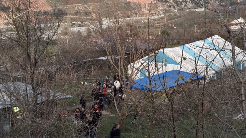 Bursa'nın Yıldırım ilçesinde horoz dövüştürülen çadırlara düzenlenen operasyonda 2 zanlı