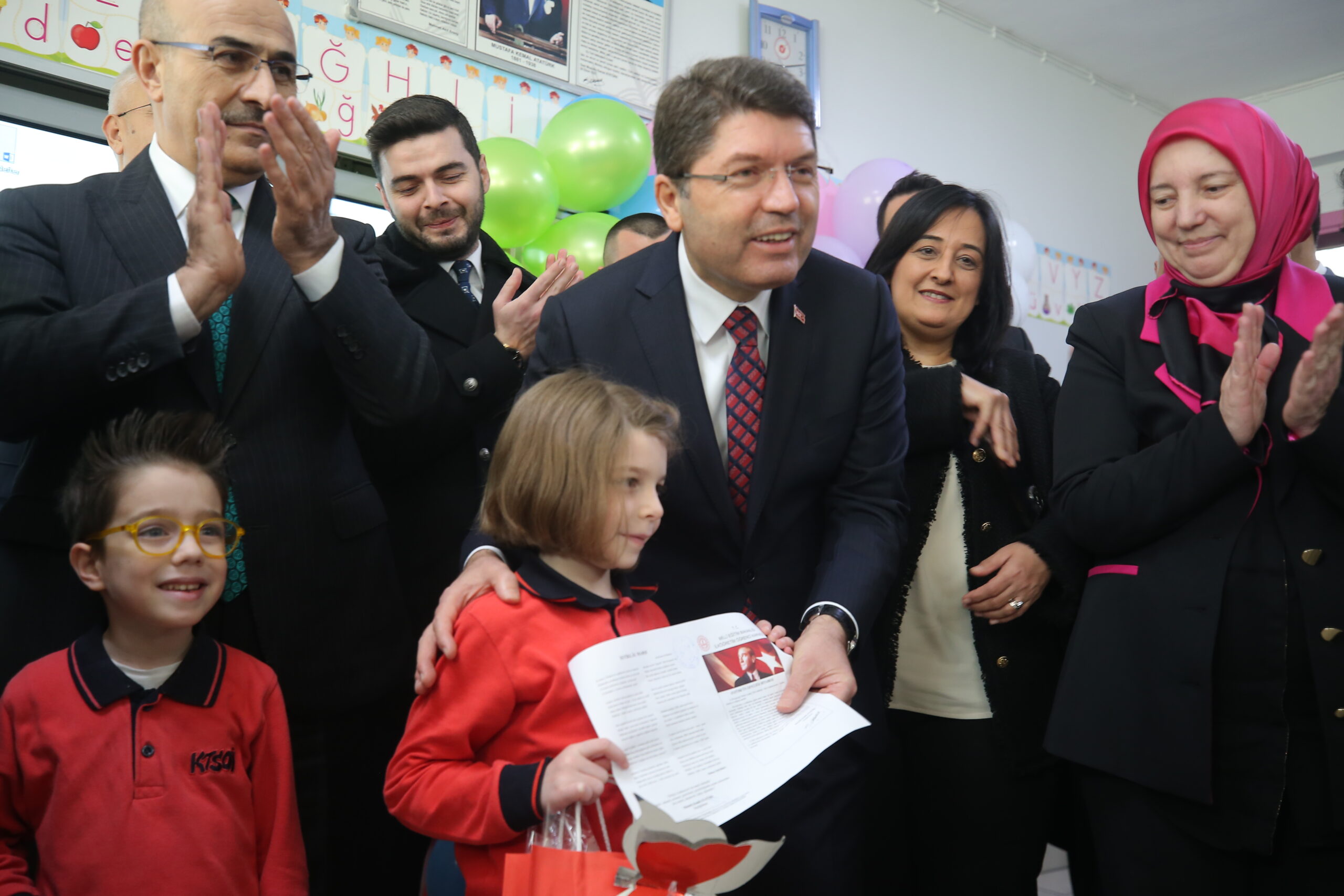 Adalet Bakanı Tunç, Bursa’da karne dağıttı