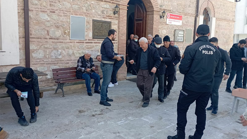 Bursa'nın Karacabey ilçesinde polis ekiplerince cuma namazı sonrası vatandaşlara hırsızlık