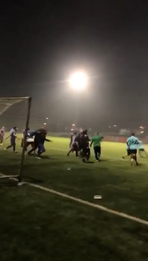 Bursa'da futbol turnuvası boks maçına döndü...Tekme ve yumruklar havada böyle uçuştu 2 AW111071 02