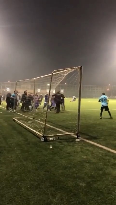 Bursa'da futbol turnuvası boks maçına döndü...Tekme ve yumruklar havada böyle uçuştu 1 AW111071 07