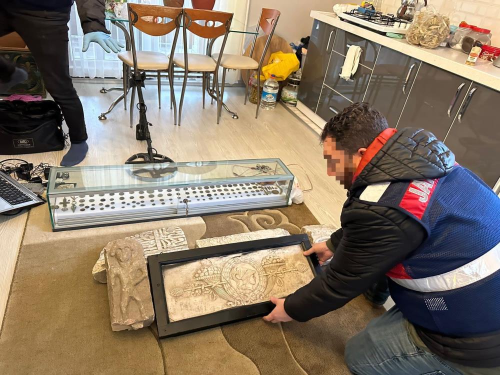 Bursa’da Roma, Bizans, Osmanlı ve Selçuklu’ya ait yüzlerce eser ele geçirildi Bursa’da Roma, Bizans, Osmanlı ve Selçuklu’ya ait yüzlerce eser ele geçirildi