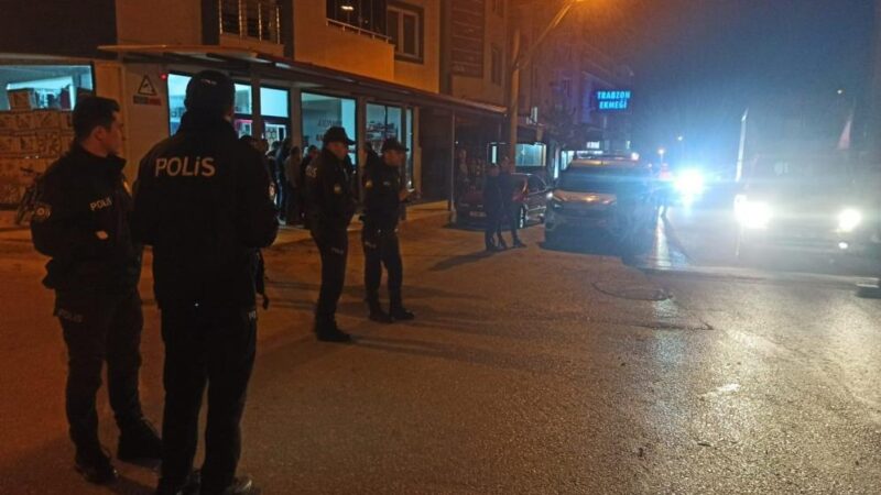 Bursa’da tartıştığı komisere aracıyla çarpmıştı! Hakim karşısına çıktı Bursa'nın Orhangazi ilçesinde Komiser Erdem Sevinç'i ezerek ağır yaralanmasına sebep