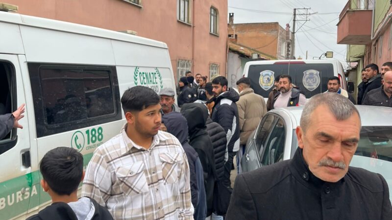 Bursa’da kan donduran olay! Bursa’nın Yenişehir ilçesinde çiftçilik yapan adam, tartıştığı eşinin boğazını kesti.
