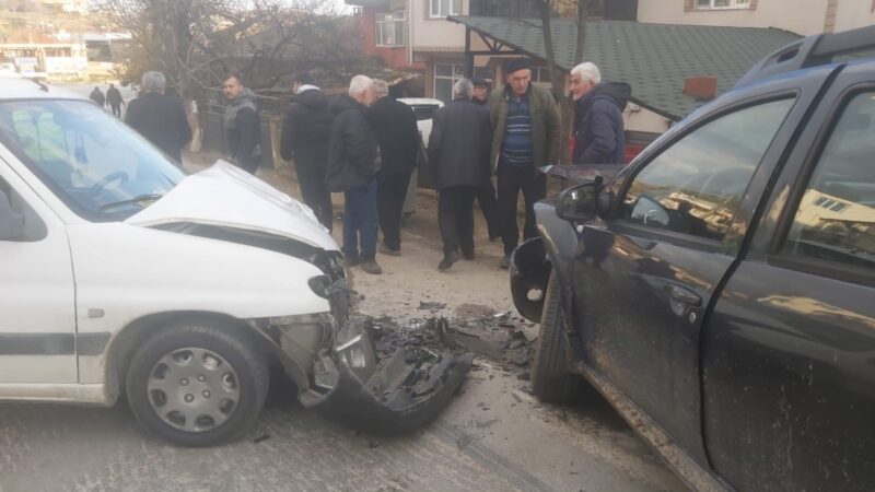 İznik’te otomobiller kafa kafaya çarpıştı Bursa’nın İznik ilçesinde otomobillerin kafa kafaya çarpıştığı kazada 2 kişi