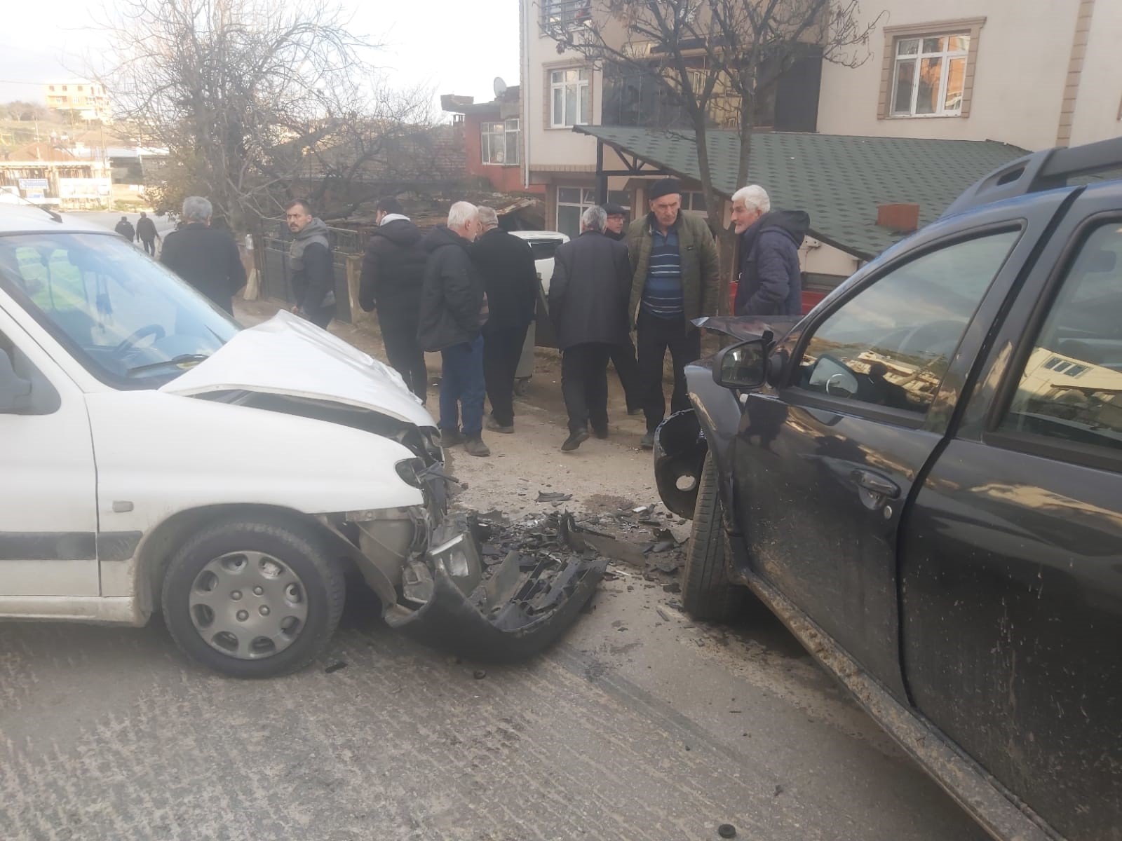 İznik’te otomobiller kafa kafaya çarpıştı İznik’te otomobiller kafa kafaya çarpıştı