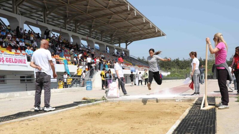Nilüfer 22. Uluslararası Spor Şenlikleri için geri sayım başladı Nilüfer 22. Uluslararası Spor Şenlikleri bu yıl da binlerce öğrenciyi