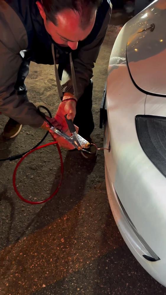 Uludağ’da eksi 5 derecede donan Tesla’yı bakın kim kurtardı?