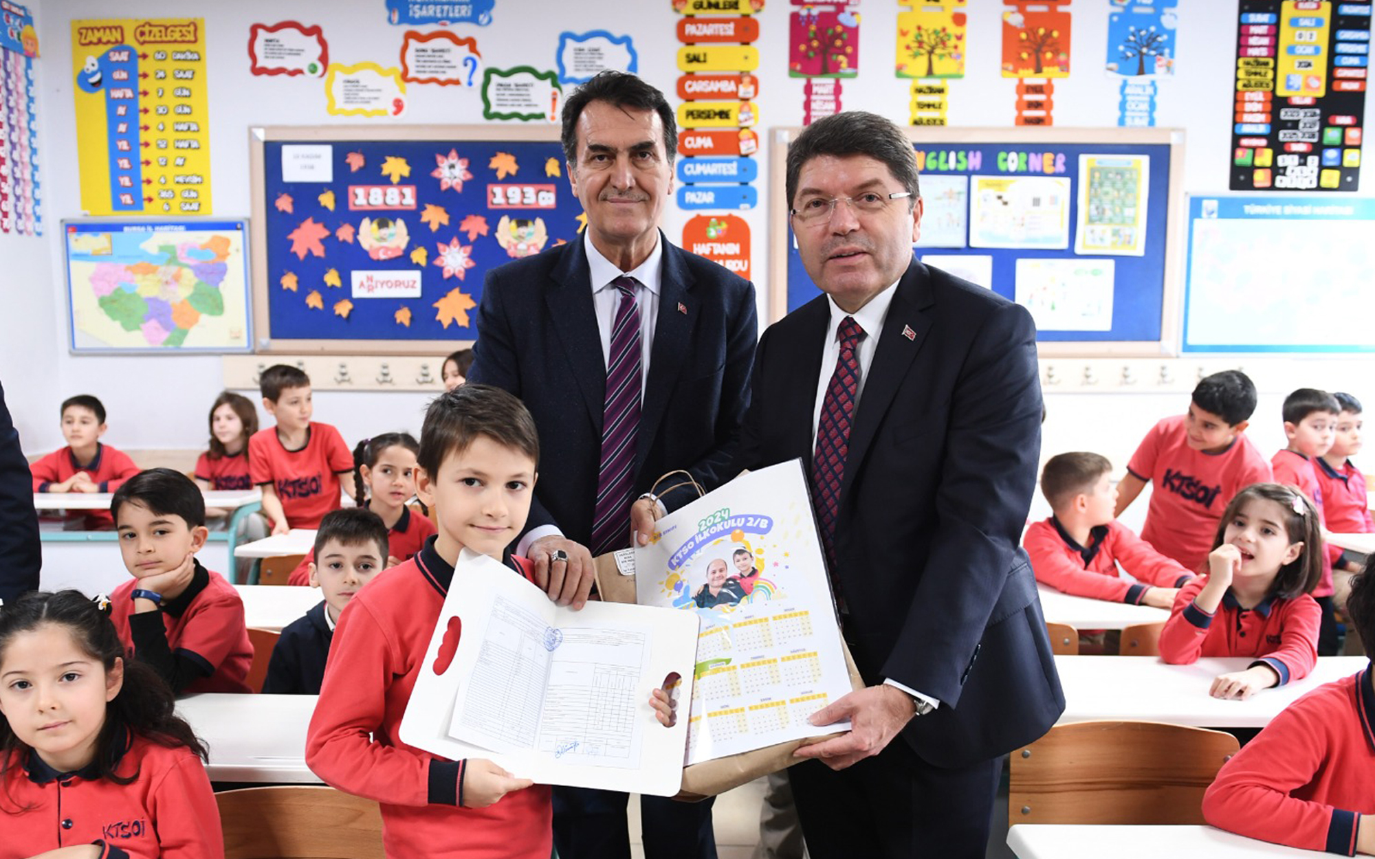 Başkan Dündar, Bakan Tunç ile birlikte karne dağıttı