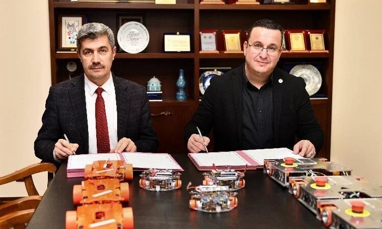 Gençlerin her an yanında olan Belediye Başkanı Mehmet Kanar, Teknoloji