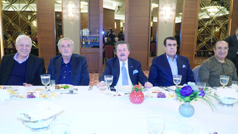 Devlet eski Bakanı Cavit Çağlar, dostlarını Mövenpick Hotel’de ağırladı. Çağlar,