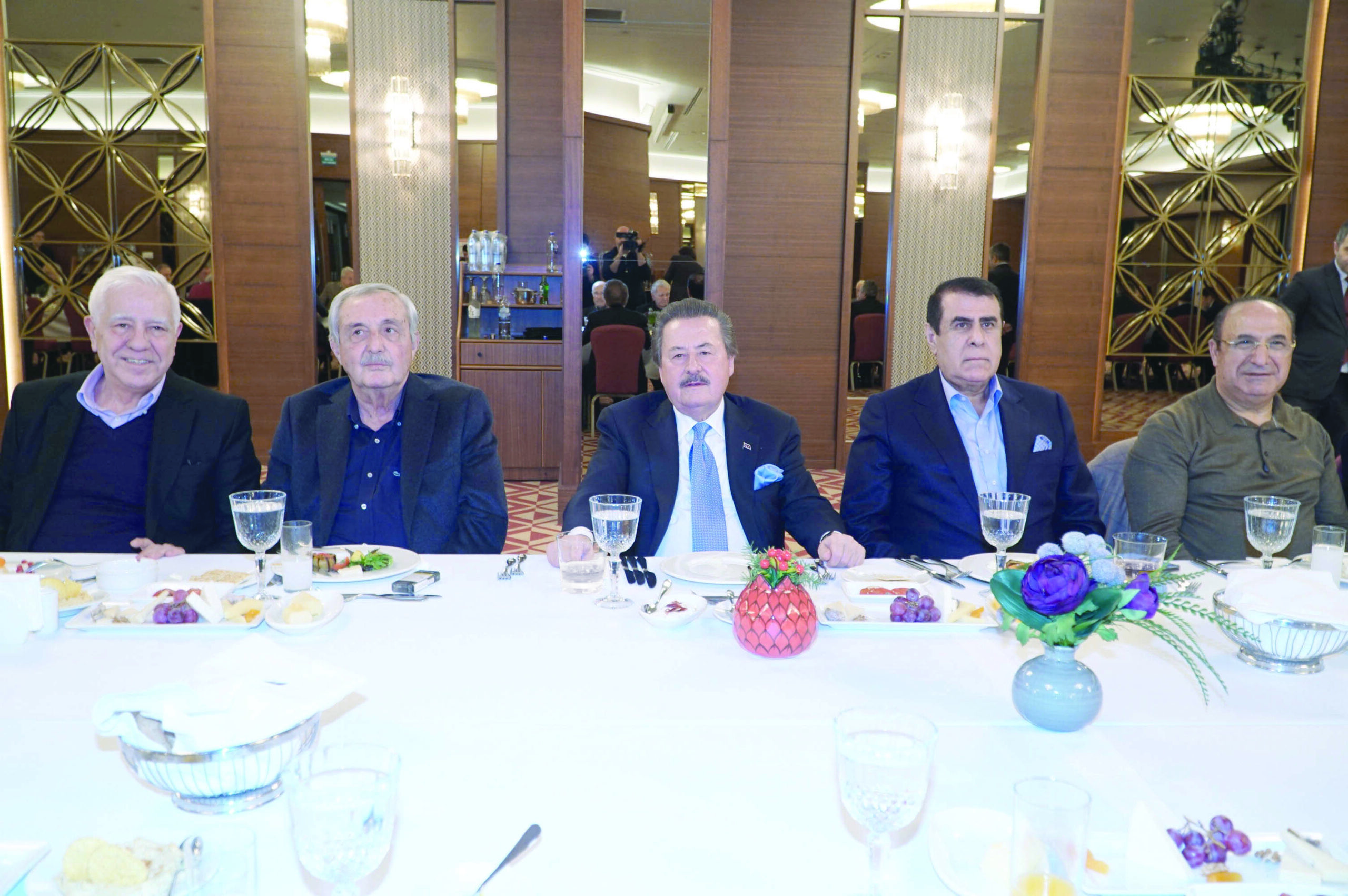 Devlet eski Bakanı Cavit Çağlar ebedi dostlarıyla hasret giderdi