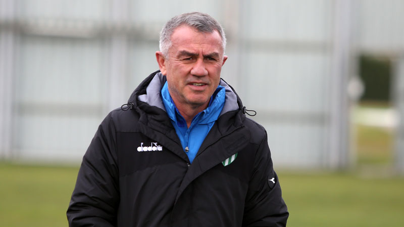 Bursaspor’un hocasından flaş açıklamalar: ‘Bunun savaşını vereceğiz’