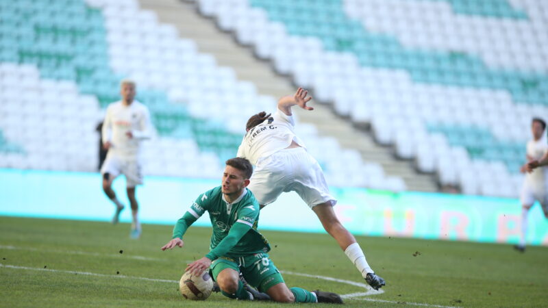 Bursaspor’un Nazilli Belediyespor ile oynadığı maçta karşılaşmanın hakemleri maç sonunda