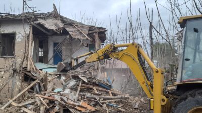 Bursa’da tehlike saçan bina yıkıldı!