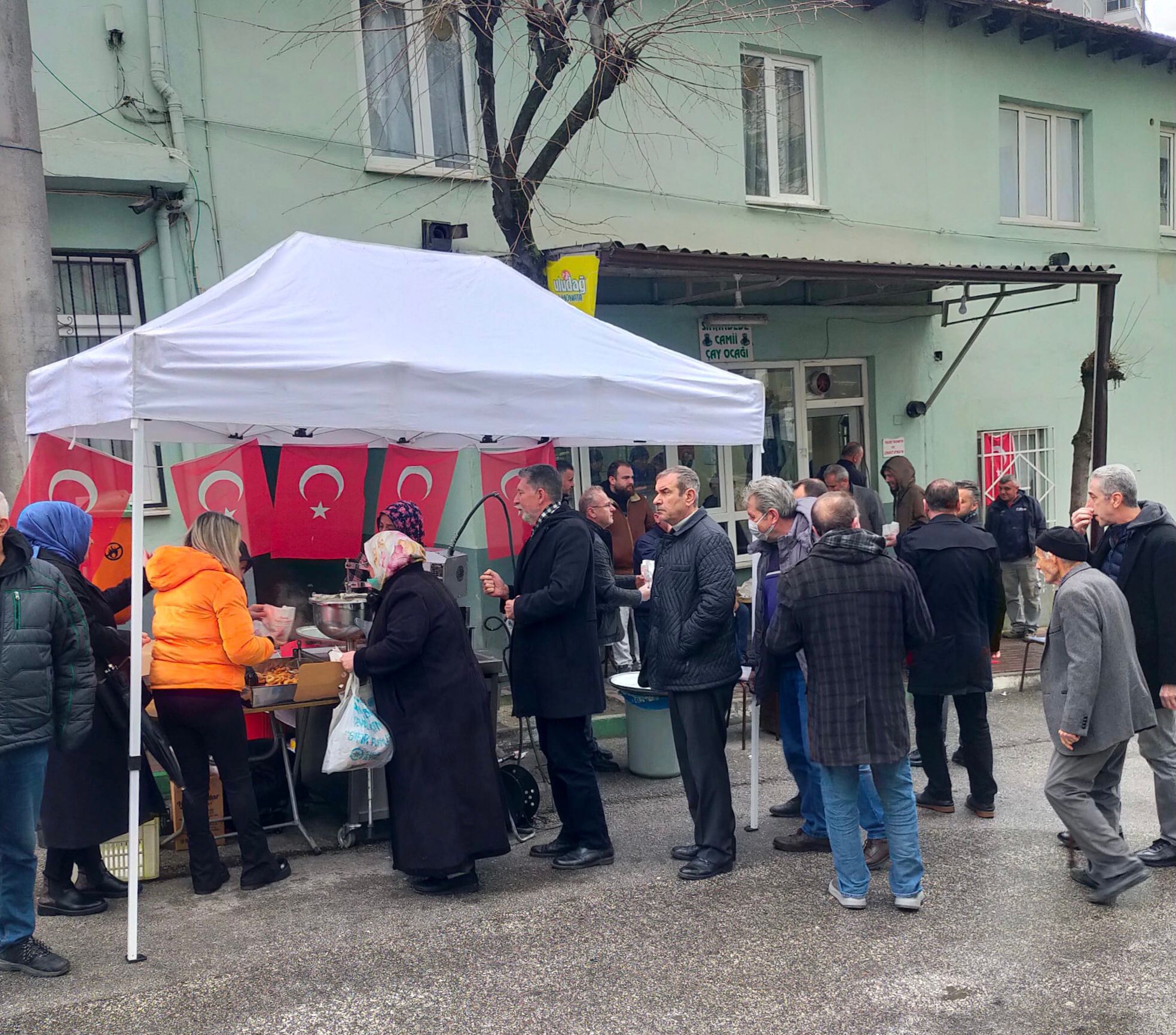 Muhtar adayı Sinandede’de lokma dağıttı
