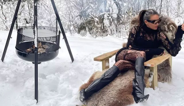 Giydiği mini elbisesiyle büyüledi!