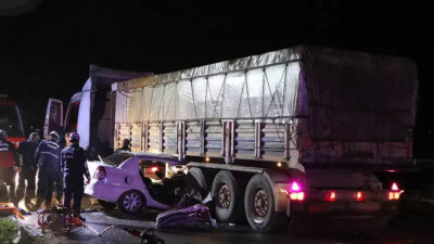 TIR’ın altına giren otomobilde ölen 3 genç son yolculuğuna uğurlandı