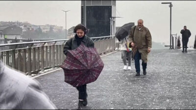 Beylikdüzü’nde kar Taksim’de karla karışık yağmur