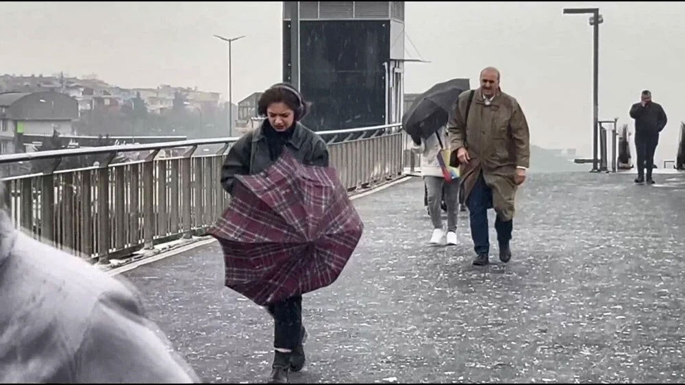 Beylikdüzü’nde kar Taksim’de karla karışık yağmur