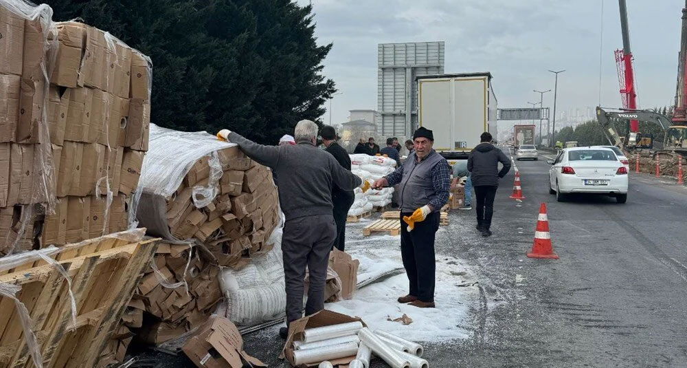 Anadolu Otoyolu’nda TIR devrildi: İstanbul yönünde kontrollü ulaşım tek şeride düştü