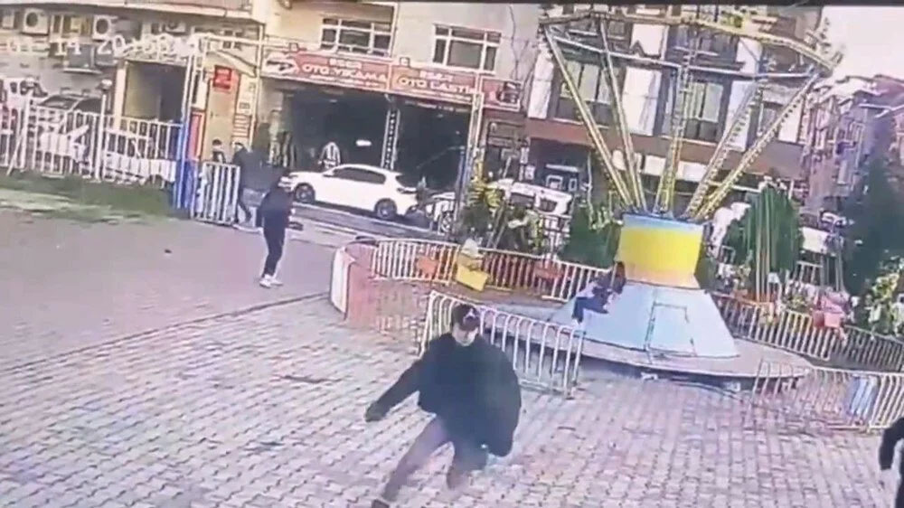 Kız kardeşinin sevgilisine lunaparta dehşeti yaşattı!