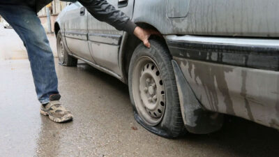 Park halindeki 200 aracın lastikleri patlatıldı
