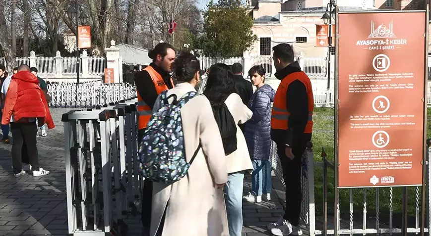 Ayasofya’ya giriş ücreti 25 euro oldu! Düzenleme sonrası ilk Cuma Ayasofya’ya giriş ücreti 25 euro oldu! Düzenleme sonrası ilk Cuma