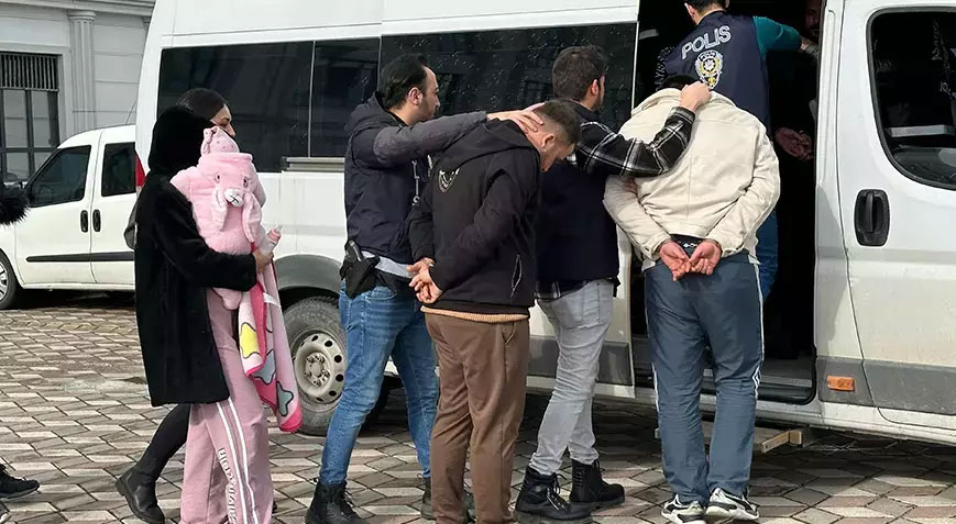 Kocaeli’de fuhuş operasyonu! 1 kadın kucağında bebeğiyle geldi