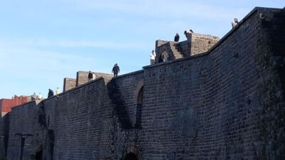 Küçük Remziye tarihi surların merdiveninden düştü