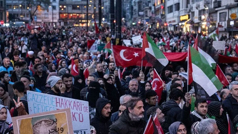 İstanbul’da şehitler ve Gazze için yürüyüş