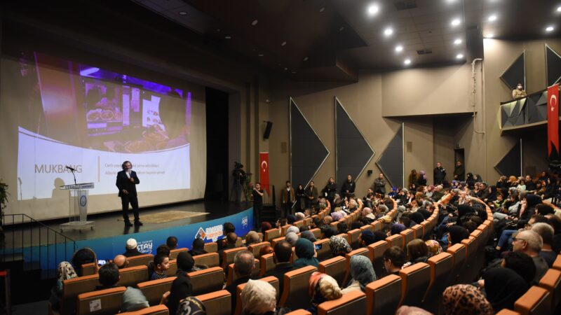 Yıldırım Belediyesi'nin davetlisi olarak Barış Manço Kültür Merkezi'nde Bursalılarla bir