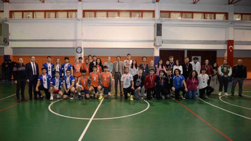 Başarılı sporcular ödüllendirildi Öğrencilerin sosyal gelişimine katkı sağlamak hedefiyle yıl içerisinde çeşitli organizasyonlara